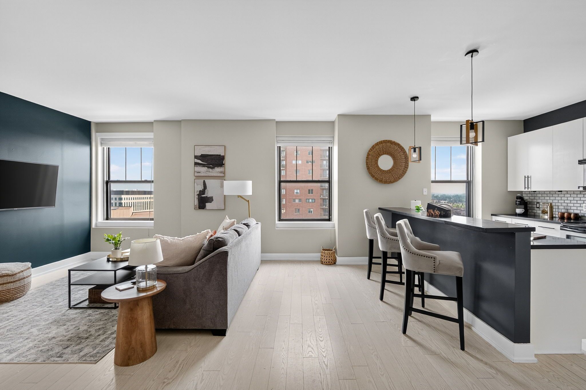 Smart TV, libros, estéreo y oficina 