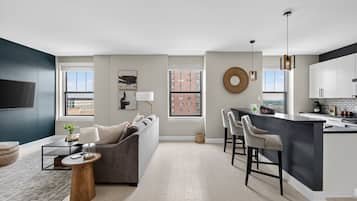 Smart TV, livros, aparelho de som, escritórios