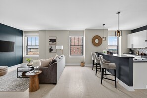 Smart TV, books, stereo, offices - Upscale Urban Escape in the Heart of Downtown (Des Moines)