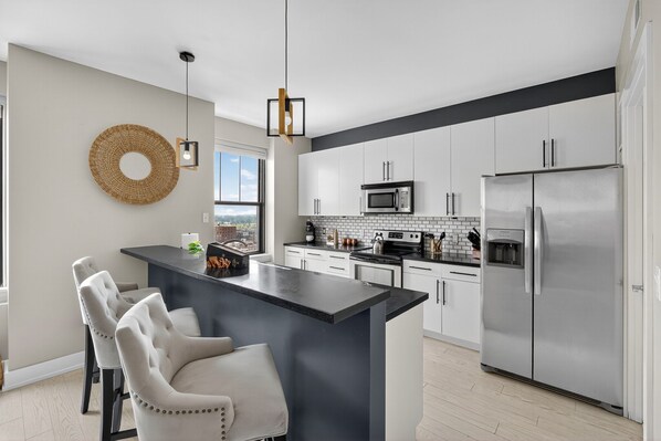 Fridge, microwave, oven, stovetop - Upscale Urban Escape in the Heart of Downtown (Des Moines)