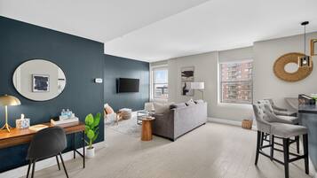 Smart TV, libros, estéreo y oficina