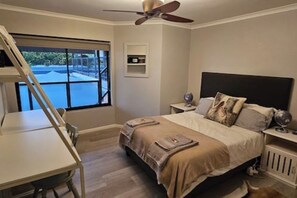 5 bedrooms, iron/ironing board, WiFi, bed sheets - Somerset Breeze (Cape Town)