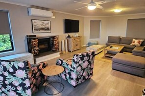 Living area - Somerset Breeze (Cape Town)