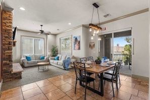 Condo, varias camas, balcón, vista a la montaña (Sunset Vista) | Interior