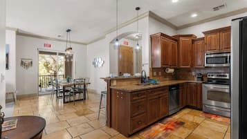 Kondominium, Beberapa Tempat Tidur, balkon, pemandangan gunung (Sunset Vista) | Dapur pribadi | Lemari es, microwave, oven, dan kompor