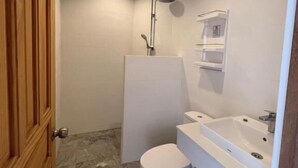 A bathroom with a toilet, a shower, and a sink. - Calm and Green Place (Chiang Mai)