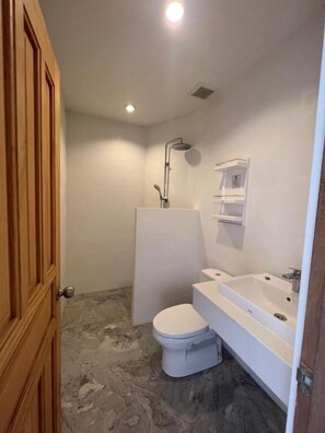 Superior Studio, 1 King Bed, Balcony, Park View | Bathroom