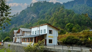 Un bâtiment blanc doté d’un balcon et d’une enseigne sur laquelle on peut lire « Shree Yamun ».
