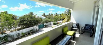 Tropical 4-bedroom house with AC in Beacon Hill area