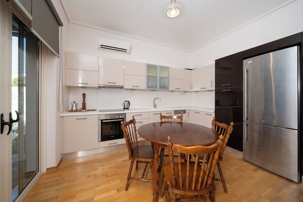 Luxury House | Private kitchen | Coffee/tea maker, electric kettle