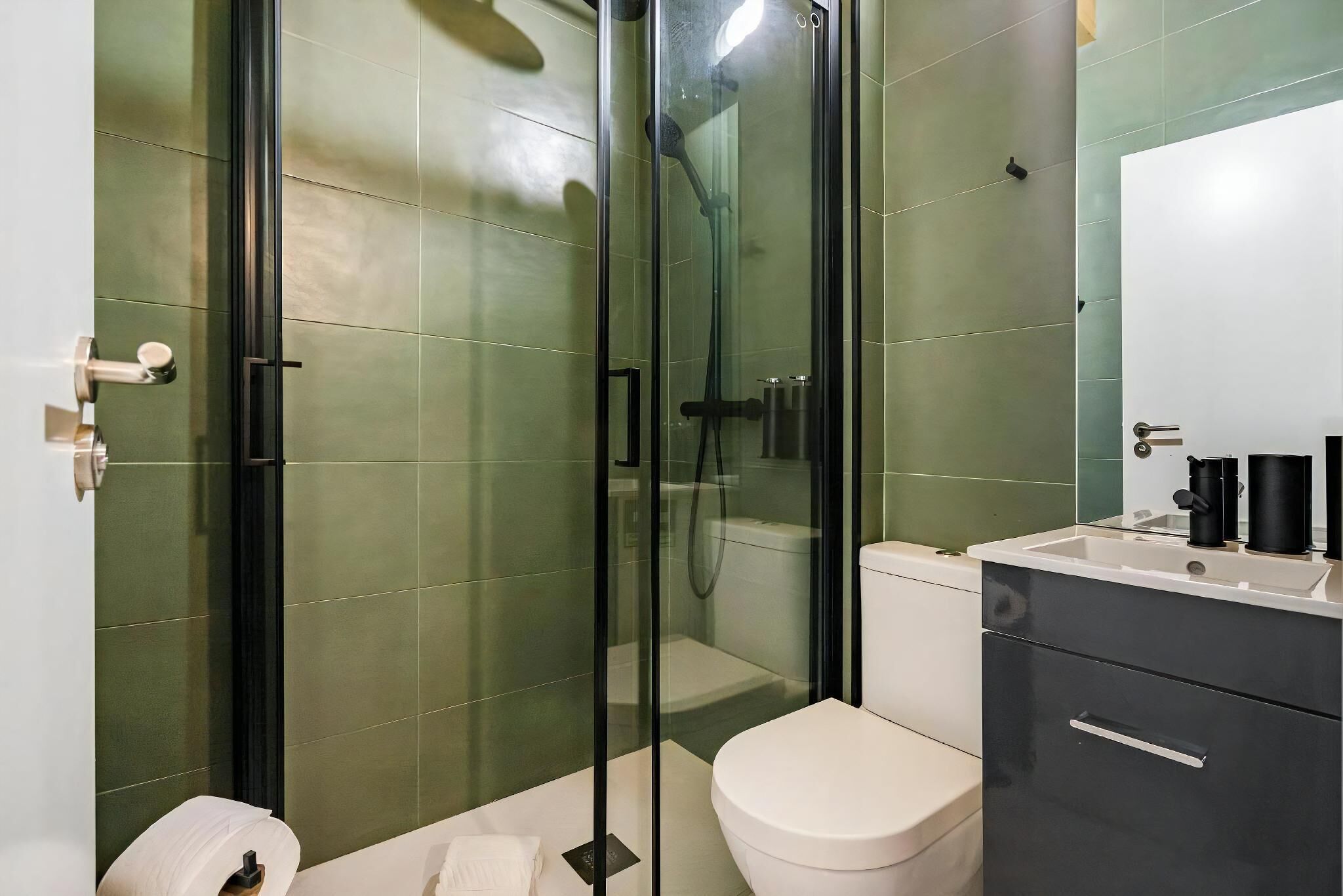 Appartement | Badkamer met douche