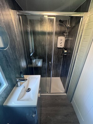 Dusj, hårføner, badekåper og tøfler