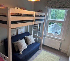 2 habitaciones, tabla de planchar con plancha, internet y ropa de cama 