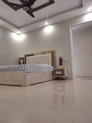 Ferros/tábuas de passar roupa, Wi-Fi, roupa de cama