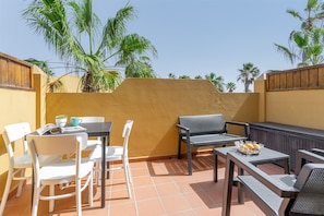Outdoor dining - Marvin Home in Corralejo: Renovated Apartment with Garden View (Corralejo)