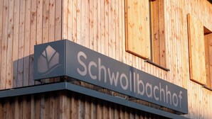 Un edificio con un letrero que dice "Schwollbachhof".