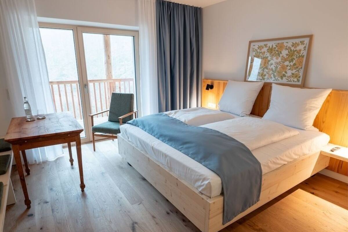 Blackout curtains, free WiFi