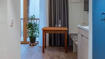 Suite monolocale Comfort, balcone | Biancheria da letto ipoallergenica, tende oscuranti, insonorizzazione