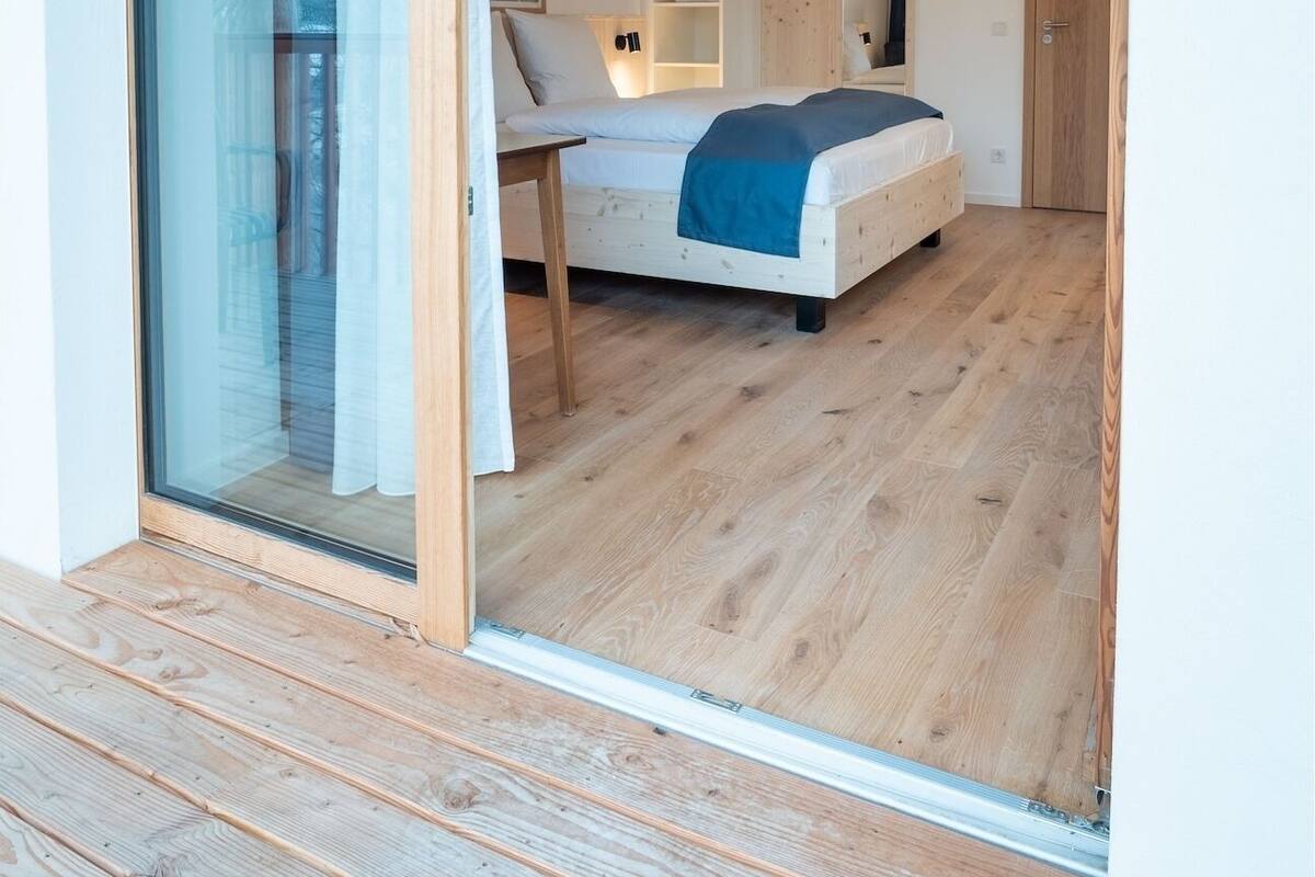 Une chambre à coucher avec un lit, un bureau et une armoire.
