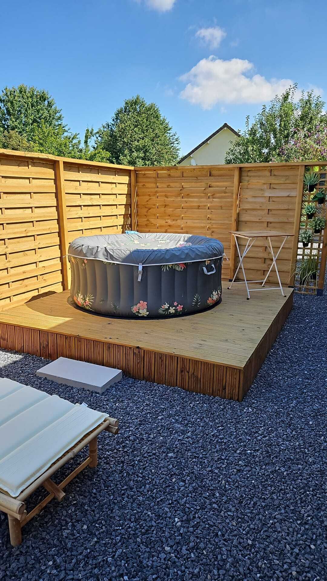 Bañera de hidromasaje al aire libre