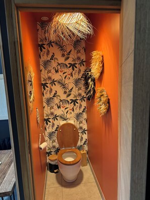 Jetted tub, hair dryer, towels, soap