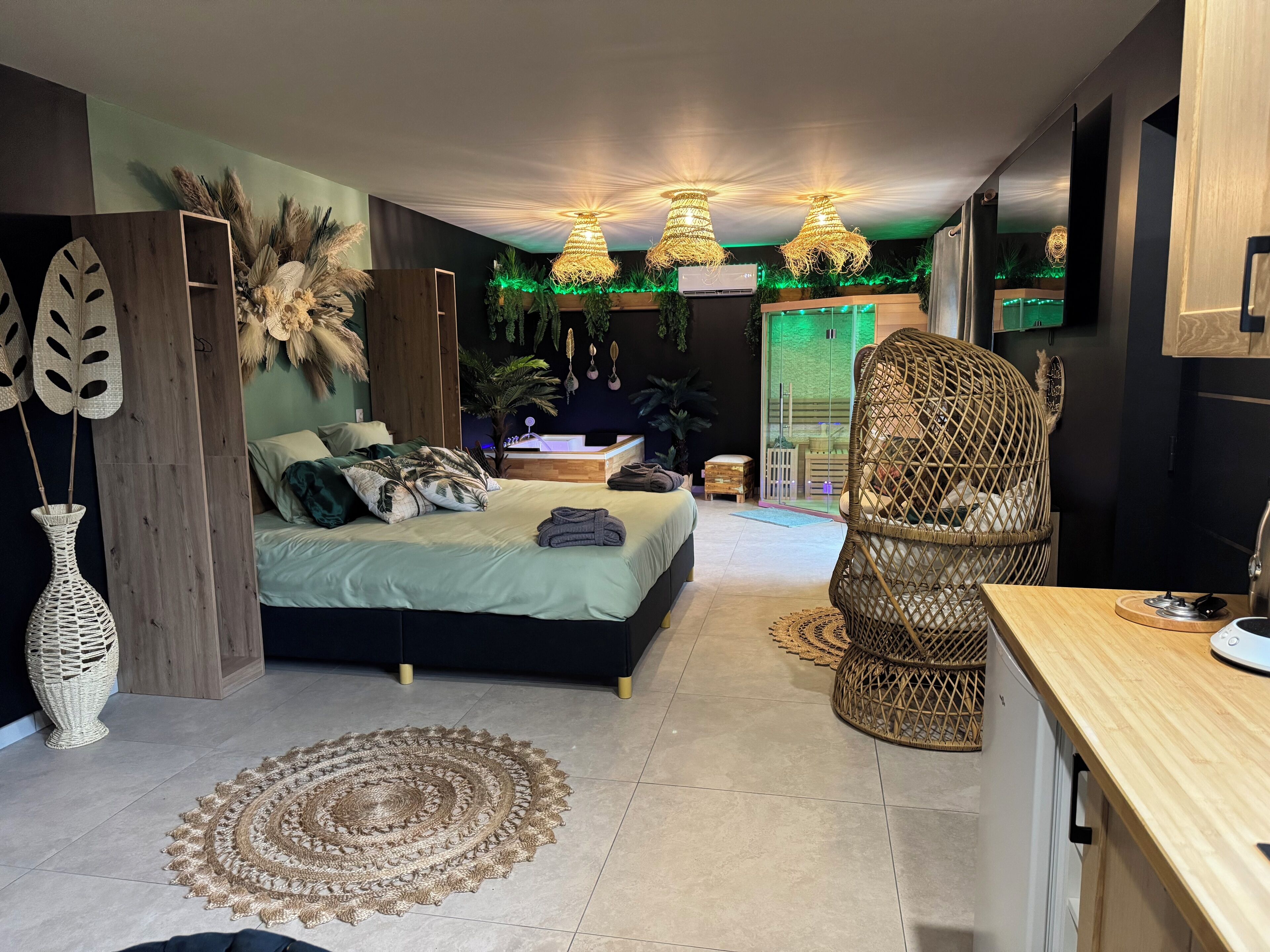 1 bedroom, bed sheets