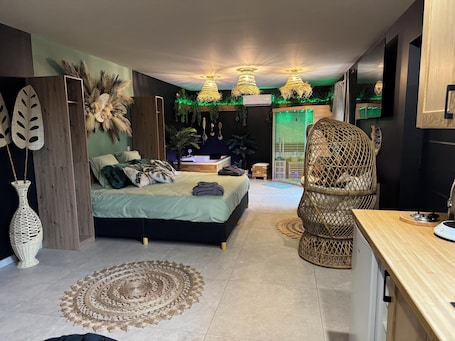 1 bedroom, bed sheets. Gite O' mille et une nuit