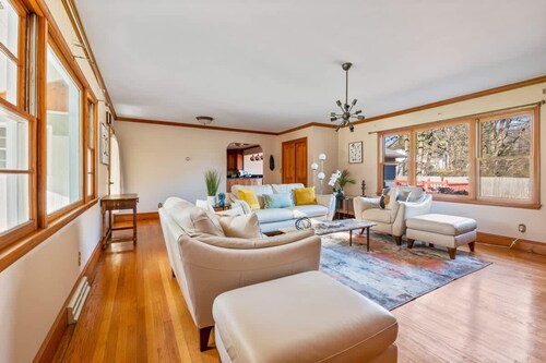 HV Spacious Retreat Sleeps 13 w Hot Tub