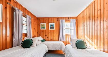 HV Spacious Retreat Sleeps 13 w Hot Tub