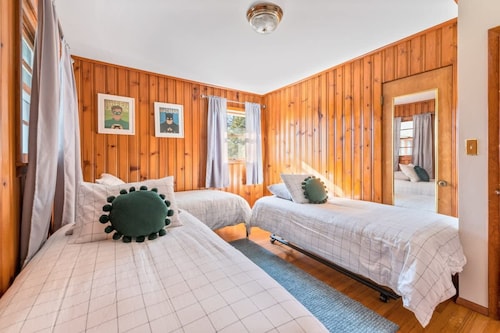 HV Spacious Retreat Sleeps 13 w Hot Tub