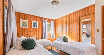 HV Spacious Retreat Sleeps 13 w Hot Tub