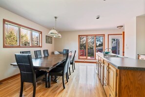 4 bedrooms, desk, Internet - HV Spacious Retreat Sleeps 13 w Hot Tub (Poughkeepsie)