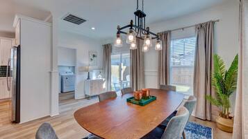 House | 3 bedrooms, desk