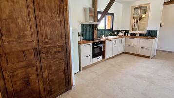 Een koelkast, een oven, een kookplaat, een vaatwasser