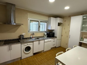 Private kitchen - Lower 2 Santa margarita (Roses)