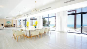 Villa | In-room dining