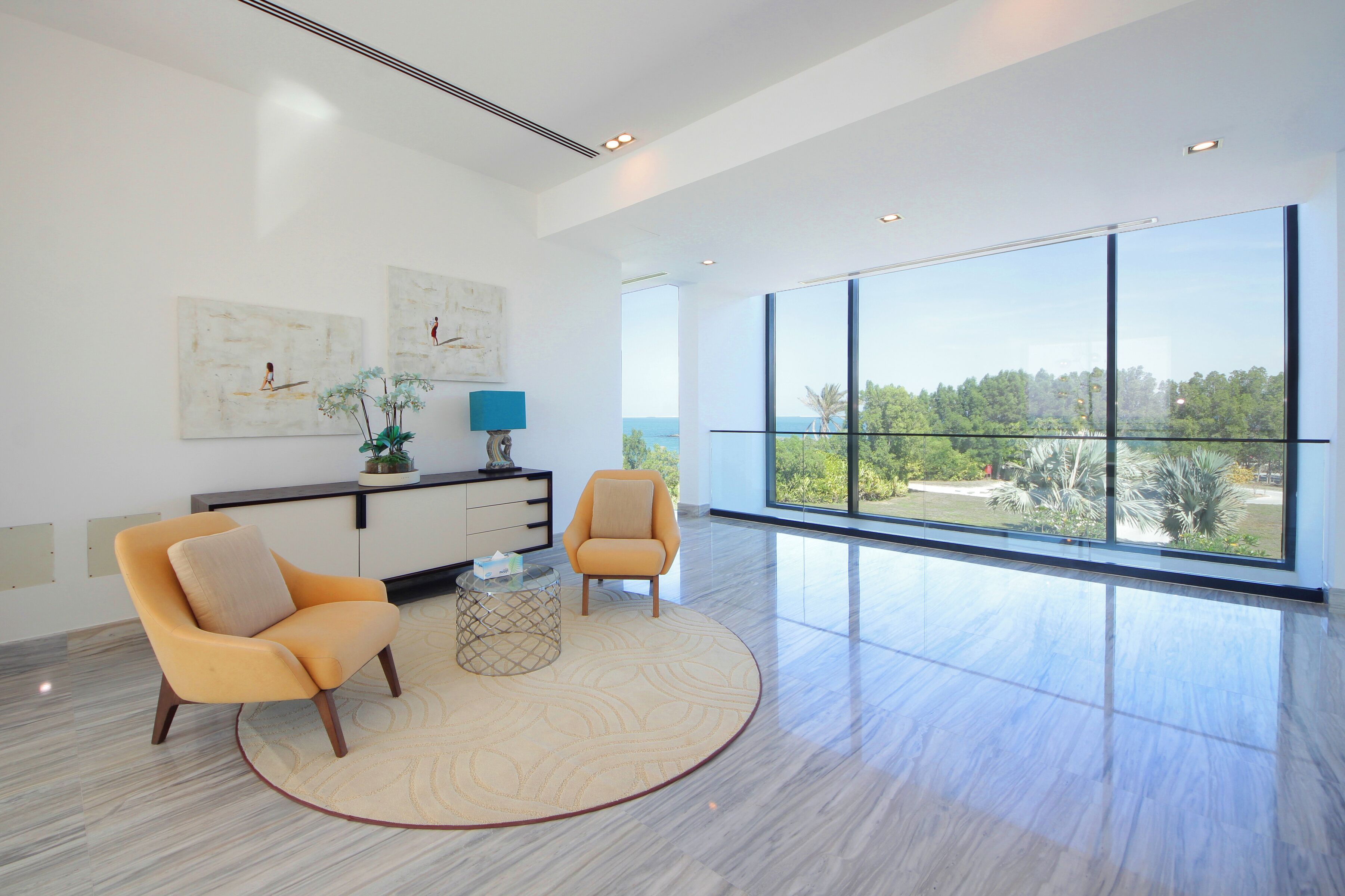 Villa | Área de sala de estar | Smart TV de 55 pulgadas con canales digitales 