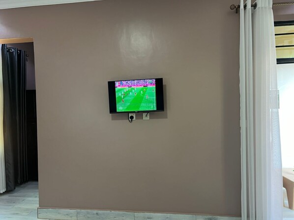 Flat-screen TV, fireplace, DVD player, first-run movies