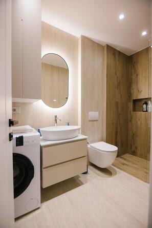 Shower, hair dryer, bidet, towels