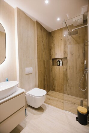 Een douche, een haardroger, een bidet, handdoeken
