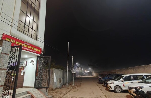 Front of property - Hotel Devi Ram Atithi Bhawan Vrindavan (Vrindavan)