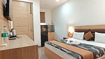 Deluxe Room | Desk, laptop workspace