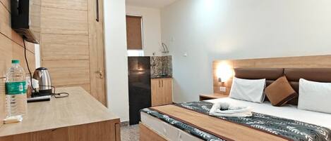 Deluxe Room | Desk, laptop workspace