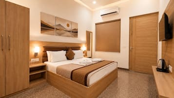 Deluxe Room | Desk, laptop workspace