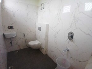 Een douche, handdoeken, zeep, shampoo