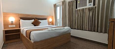 Chambre Supérieure, balcon, vue ville | Bureau, espace de travail pour ordinateur portable