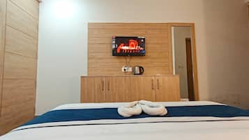 Deluxe Room | Desk, laptop workspace