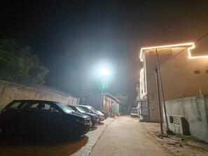 Front of property - Hotel Devi Ram Atithi Bhawan Vrindavan (Vrindavan)