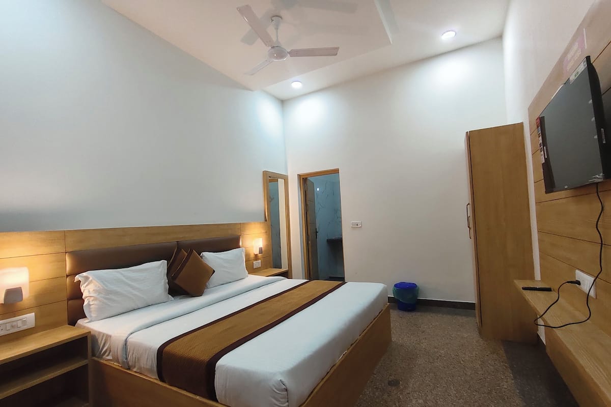Superior Room, Balcony, City View | Desk, laptop workspace