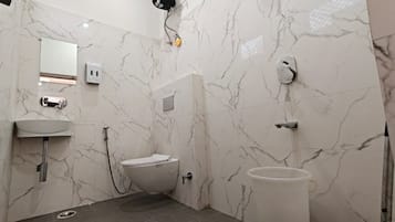 Een douche, handdoeken, zeep, shampoo